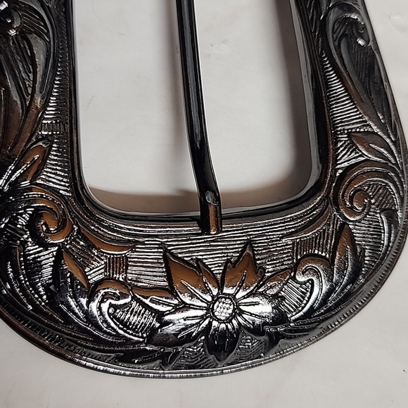 Gorgeous Western Size ML  Genuine Leather Belt Stunning Metallic Blackish Color